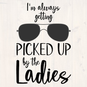 Puede incluir: Un diseño gráfico en blanco y negro con el texto "I'm always getting picked up by the ladies" y unas gafas de sol.