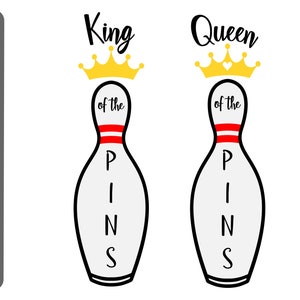 Könnte beinhalten: Bowling-Kegel-Design "König und Königin der Pins" mit Kronen. Die Kegel sind schwarz und weiß mit roten Streifen und die Worte "König der Pins" und "Königin der Pins" stehen über jedem Kegel.