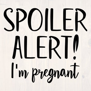 Puede incluir: Gráfico de texto en blanco y negro que dice "Spoiler Alert! I'm pregnant".