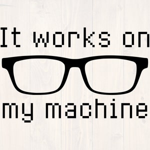 Puede incluir: Diseño gráfico en blanco y negro con el texto "It works on my machine" en una fuente pixelada. El texto está acompañado por un par de gafas negras.