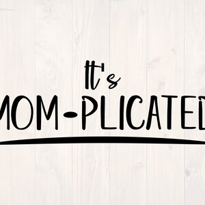 Puede incluir: Gráfico de texto en blanco y negro que dice "It's Mom-plicated".