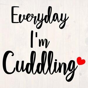 Puede incluir: Un diseño digital con el texto "Everyday I'm Cuddling" en fuente negra, adornado con un pequeño corazón rojo. El diseño también incluye iconos de tipo de archivo SVG, EPS, DXF y PNG en la esquina superior izquierda.