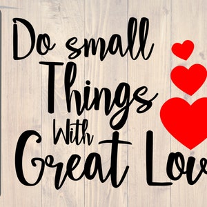 Puede incluir: Tipografía en blanco y negro sobre un fondo de madera con el texto "Do small things with great love". Tres corazones rojos están apilados en el lado derecho de la imagen.