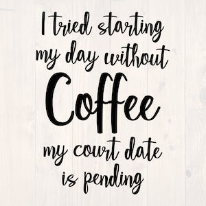Peut inclure: Un design numérique avec le texte "I tried starting my day without Coffee my court date is pending" en noir, dans une police manuscrite. Le design est posé sur un fond clair en grain de bois. Inclut les formats SVG, EPS, DXF et PNG.