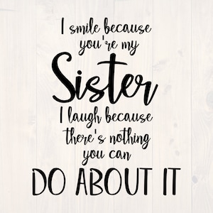 Può includere: Grafica di testo in bianco e nero che recita "Sorrido perché sei mia sorella. Rido perché non c'è niente che tu possa fare."