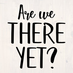 Op de afbeelding: Zwart-witte tekstafbeelding die "Are we there yet?" leest op een witte houtnerf achtergrond.