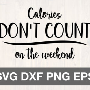 Może przedstawiać: Czarno-biała grafika tekstowa z napisem "Calories Don't Count on the Weekend". Pod tekstem znajduje się biały prostokąt z czarnym tekstem "SVG DXF PNG EPS".