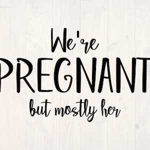 Op de afbeelding: Zwart-witte tekstafbeelding met de tekst "We're Pregnant but mostly her".