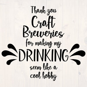 Peut inclure: Texte noir et blanc sur un fond en bois. Le texte dit "Merci aux brasseries artisanales de faire en sorte que mon ALCOOL ait l'air d'un passe-temps cool."