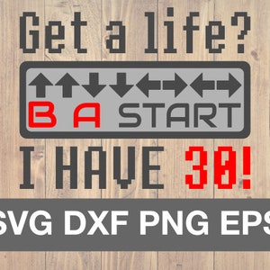 Può includere: Un design di arte digitale che presenta un controller di videogiochi retrò con il testo "Get a life?" e "I HAVE 30!" in font pixelato. Il controller ha le parole "B A START" e frecce direzionali. Il design è su uno sfondo a grana di legno.