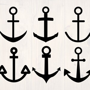 Puede incluir: Seis siluetas de anclas negras en diferentes estilos. Las ancras están todas orientadas en la misma dirección y se colocan sobre un fondo de madera blanca.