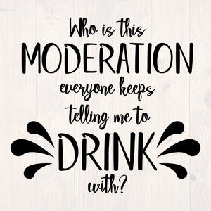Może przedstawiać: Czarno-biały projekt graficzny z tekstem "Kim jest ta MODERACJA, która ciągle każe mi PIĆ?" na białym drewnianym tle.