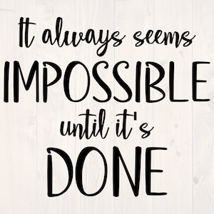Puede incluir: Gráfico de texto en blanco y negro sobre un fondo de madera. El texto dice "Siempre parece imposible hasta que se hace."