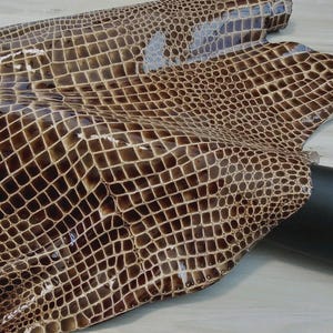 2 Unzen braun und hellbraun Alligator Krokodil Bauch prägen Schaffell Lammfell Leder, Crafting Leather, Handmade, Patent. 4-5 Quadratfuß