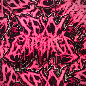 Peut inclure: Plusieurs autocollants roses et noirs avec le texte "DIY EVIL" dans une police gothique qui coule.