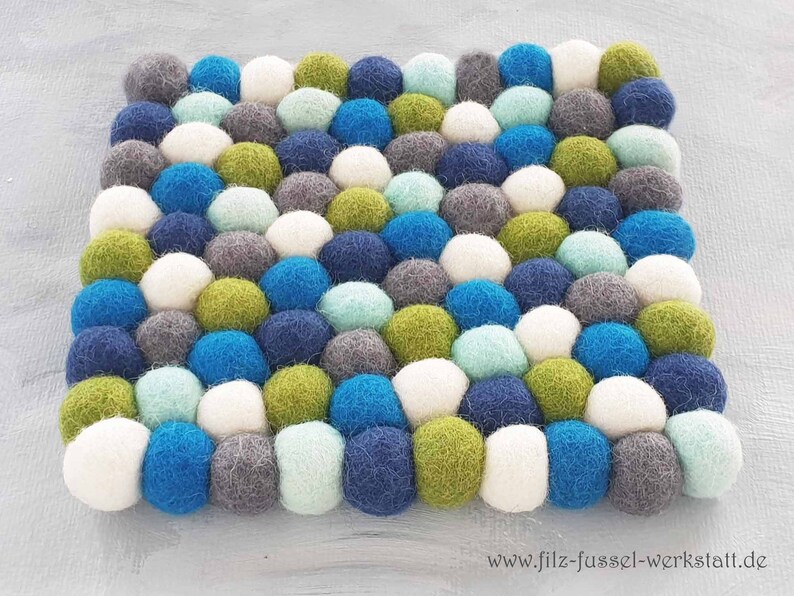 Felt ball coaster round 20cm grün/blau