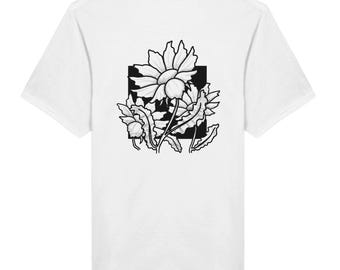 Könnte beinhalten: Weißes T-Shirt mit einem schwarz-weißen Blumendesign auf dem Rücken. Die Grafik zeigt eine große Gänseblümchen und andere Blumen in einem schwarzen Quadrat. Das T-Shirt ist aus einem weichen, bequemen Material.