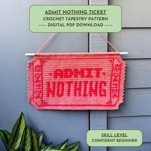 Puede incluir: Un boleto de tapiz de ganchillo rojo hecho a mano con las palabras "ADMIT NOTHING" en letras en negrita. El tapiz está suspendido de un pasador de madera. El texto de la imagen dice "CROCHET TAPESTRY PATTERN" y "DIGITAL PDF DOWNLOAD". El nivel de habilidad es "CONFIDENT BEGINNER".
