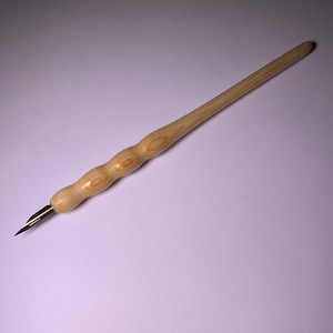Hand Turned Pine Dip Pen met een verwijderbare London School 182F Nib