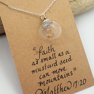Colar de Fé // Semente de Mostarda Real em Pequeno Globo de Vidro em Corrente de Prata com Cartão de Caligrafia Manuscrita Mateus 17:20 Presente em Sacola de Organza