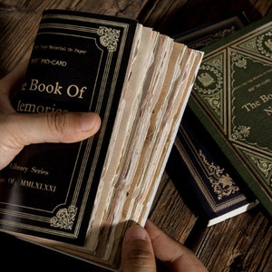 Il libro dei fiori secchi. Ogni libro misura circa 4 x 5,5 pollici