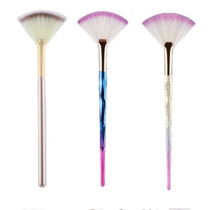 Ensemble de brosses éventail. Chaque lot comprend 3 pinceaux éventails avec manches de couleur