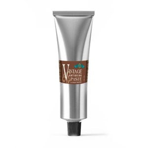 Op de afbeelding: Een zilveren tube Vintage Antiquing Paste, een product om een ​​verouderde look op oppervlakken te creëren. De tube heeft een bruin etiket met gouden accenten en de tekst "Vintage Antiquing Paste" in een decoratief lettertype.