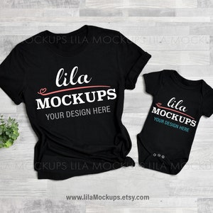 Puede incluir: Maqueta de camiseta y body negros con el texto "lila mockups" y "your design here" en blanco. El texto "lila" est&aacute; en rosa.