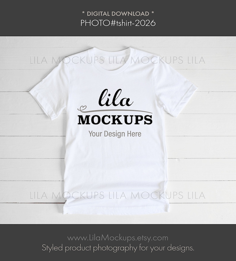 K&ouml;nnte beinhalten: Wei&szlig;es T-Shirt-Mockup mit dem Text "lila MOCKUPS" und "Your Design Here" auf wei&szlig;em Holz Hintergrund.