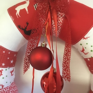 DecoKing Weihnachtskranz 50cm Kiefernoptik | Kunststoff Adventskranz Für Tür & Tisch