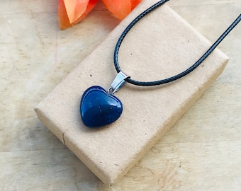 A Blue Sapphire heart pendant gemstones necklace