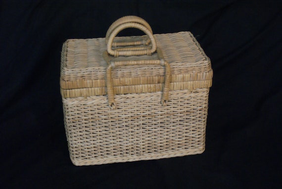 WICKER GORGEOUS PICNIC basket...vintage