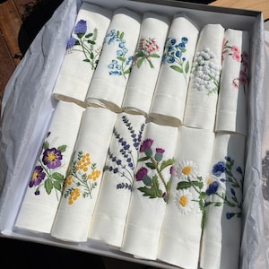 Handgesticktes Abendessen Servietten 12er-Set, handgestickte Leinenservietten mit Blumenmuster, wiederverwendbares Stofftuch mit Blumenmuster, botanische Leinenservietten