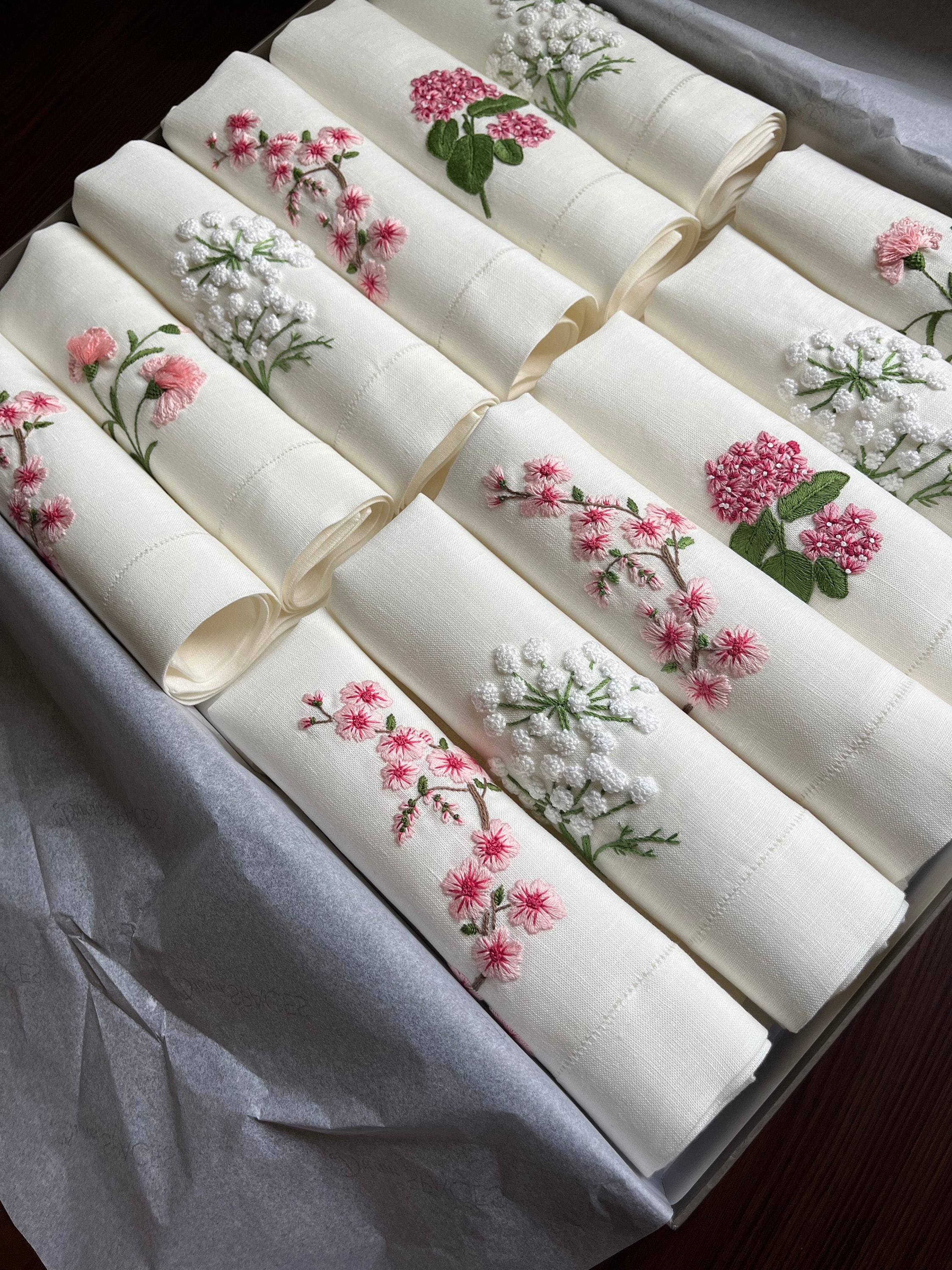 Lot De 2 Serviettes De Table Brodées Main - Motifs Floraux Uniques - Fait Main En France - Neuf