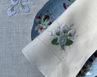 Hand Embroidered Strawberries Placemat and Napkin Dinner Set, Floral Reusable Napkins, Floral Decorative Placemats, Cloth Linen Napkin