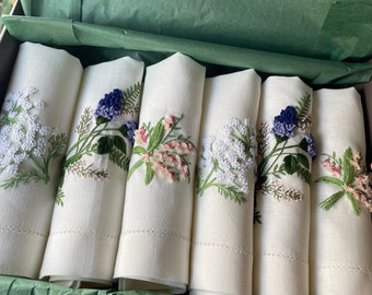Set med 6 återanvändbara servetter med vårblommor, handbroderade tygservetter, linneservetter, presenter till det nya huset