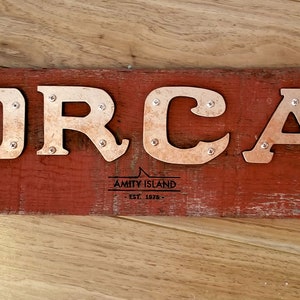 HOLZ SCHILD - ORCA - Handgemachtes 3D & Gravurschild aus Altholz - Filmrequisite