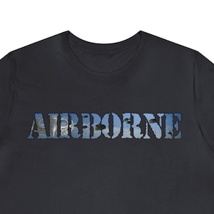 AIRBORNE - Text Bild - Unisex Jersey Kurzarm T-Shirt