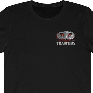 Luftgetragene Blut Flügel Tradition - Unisex Jersey Kurzarm-T-Shirt