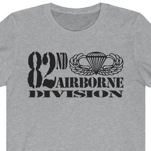 82nd in der Luft schwebende Flügel - Unisex Jersey Kurzarm T-Shirt