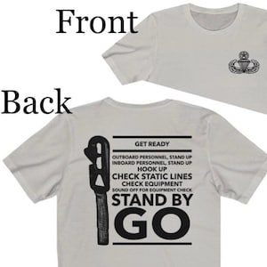 Jumpmaster-Flügel auf der Vorderseite, Sprungkommandos auf dem Rücken - Unisex Jersey Kurzarm T-Shirt