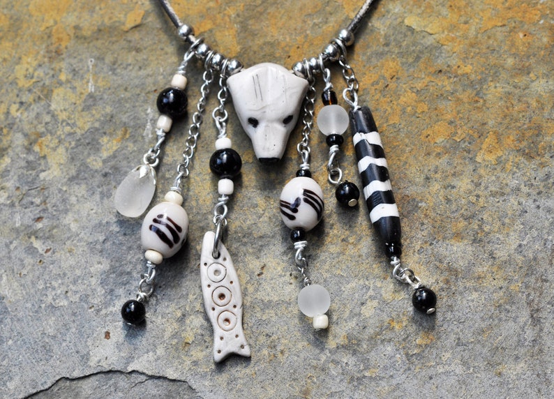 Ketting met ijsbeer hoofd tribal vis zwart-witte kralen en zeeglas hanger