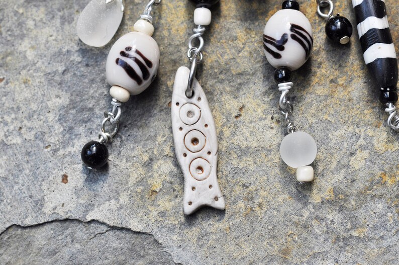 Ketting met ijsbeer hoofd tribal vis zwart-witte kralen en zeeglas hanger