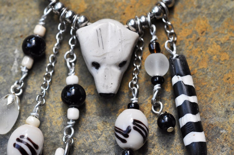 Ketting met ijsbeer hoofd tribal vis zwart-witte kralen en zeeglas hanger