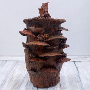 Barattolo di ceramica a forma di fungo: lumache da giardino, fiori e campanella delle fate