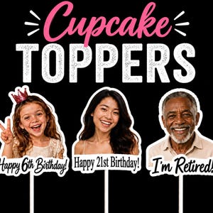 Puede incluir: Tres adornos personalizados para cupcakes con retratos fotogr&aacute;ficos de un ni&ntilde;o, un adulto joven y un adulto mayor. El texto dice Cupcake TOPPERS, Happy 6th Birthday!, Happy 21st Birthday! e I'm Retired! sobre palitos blancos.