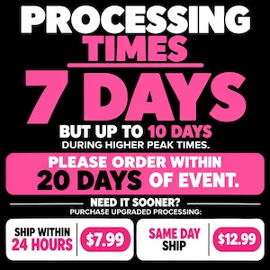 Puede incluir: Un gr&aacute;fico informativo negro con texto en blanco y rosa que dice: PROCESSING TIMES 7 DAYS BUT UP TO 10 DAYS DURING HIGHER PEAK TIMES. PLEASE ORDER WITHIN 20 DAYS OF EVENT. NEED IT SOONER? SHIP WITHIN 24 HOURS 7,99 &euro;, SAME DAY SHIP 12,99 &euro;.
