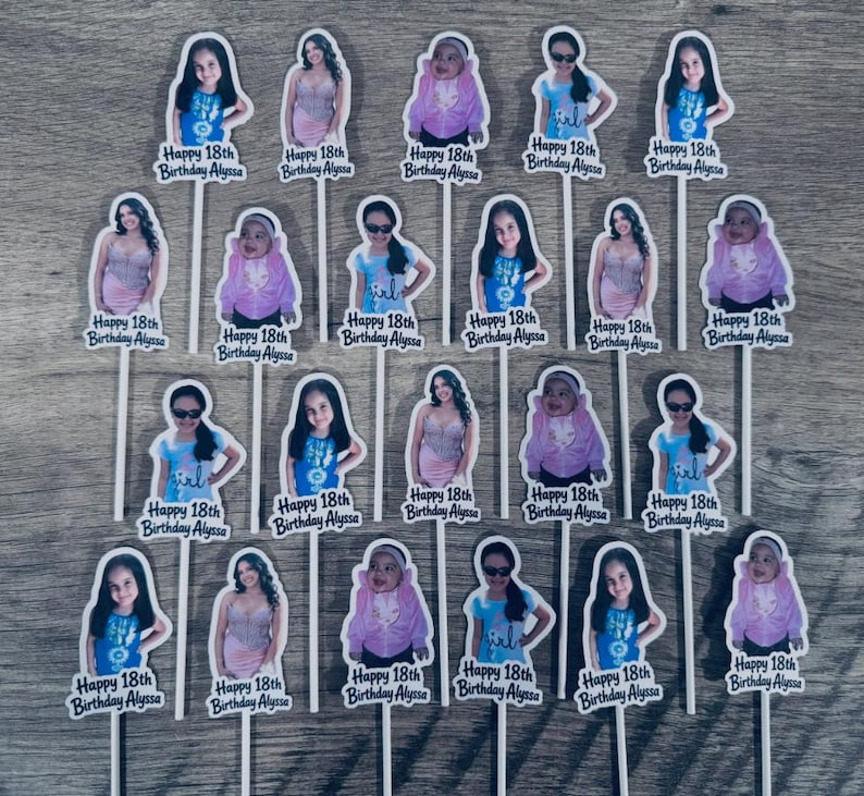 Puede incluir: Una colecci&oacute;n de veinte adornos individuales para cupcakes con fotos de una persona a distintas edades, cada uno unido a un palito blanco. Cada adorno incluye el texto "Happy 18th Birthday Alyssa" impreso en negro en la base.