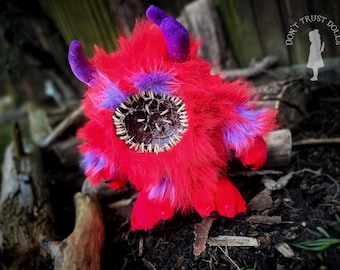 Fuggsly • Peluche de monstruo rojo • Juguete de terror adorablemente espeluznante • Muñeco de arcilla polimérica con boca • Criatura gótica hecha a mano por Don’t Trust Dolls DTD-0806