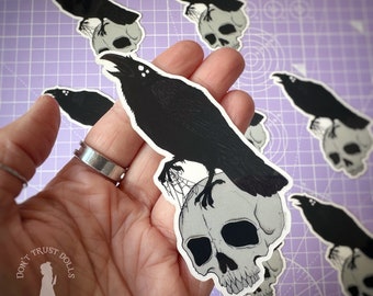 Sticker corbeau familier sur la tête de mort en vinyle - autocollants pour ordinateur portable, autocollants effrayants, sorcellerie, autocollants goth, corbeau - poupées Don't Trust